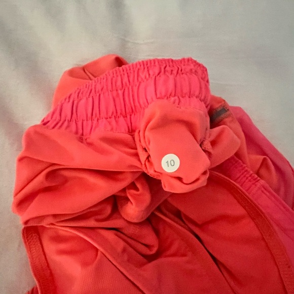 Hotty hot low rise 2.5” lined shorts - sz 10 coral Lululemon - Picture 3 of 5
